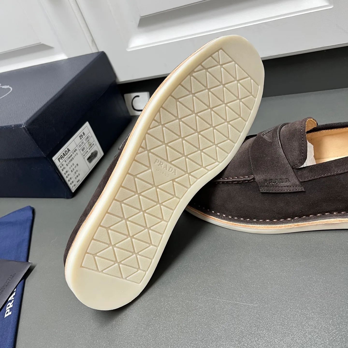 💰840 Prada men’s new suede leather loafers. Made of flocked cow second-layer leather, they combine classic design with handmade details, blending sophistication with casual comfort. Hot-stamped logo on the outside, topstitched seams on the skirt, 1.5cm white rubber sole with leather welt, dyed calfskin lining, silver-labeled cowhide feet, simple and elegant style, comes with a full set of original packaging dust bag! C leather shoe size: 39/40/41/42/43/44 brown color welcome to order